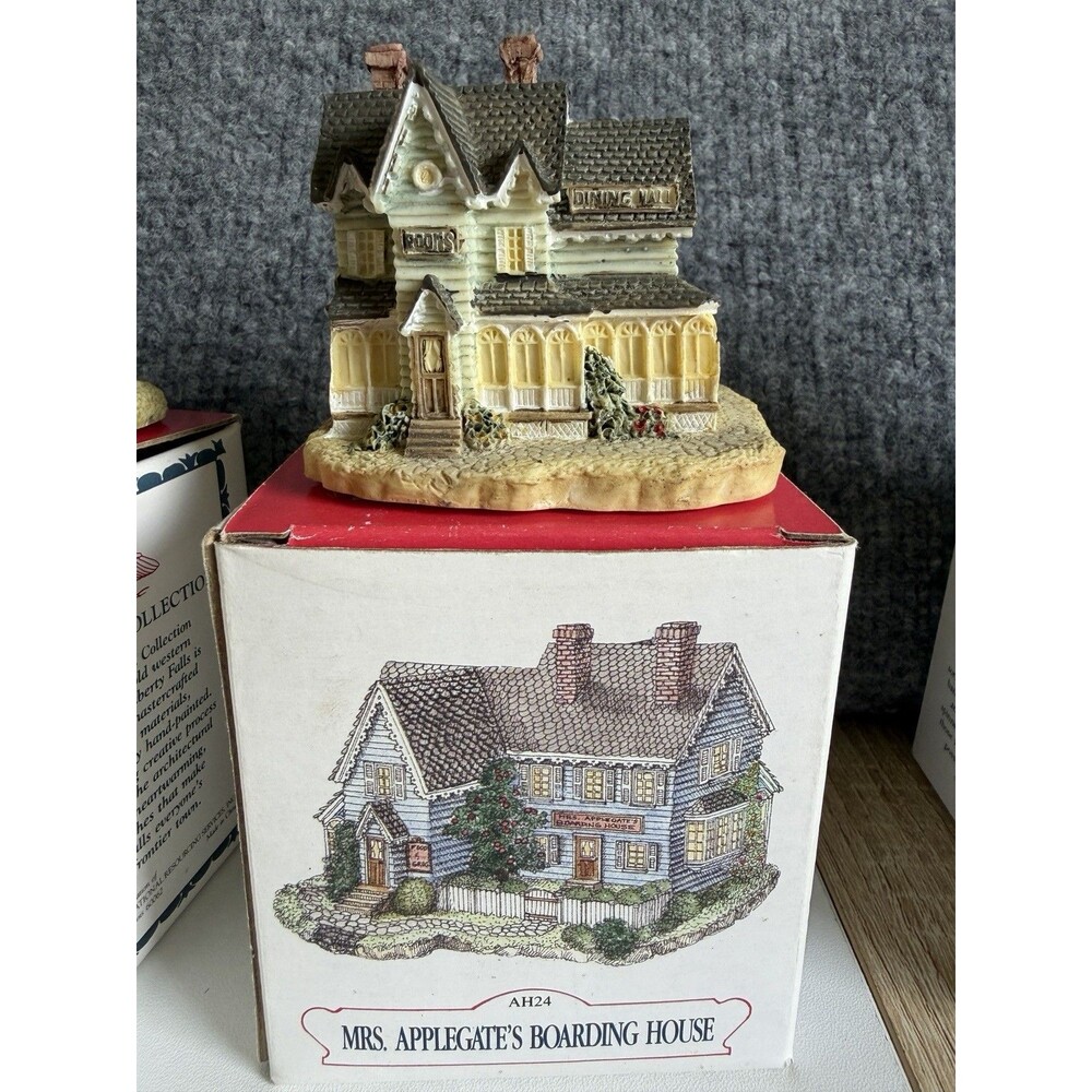 VTG FALLS VILLAGE/AMERICANA COLLECTION w/BOXES- 17 available, 100$ - Picture 16 of 16